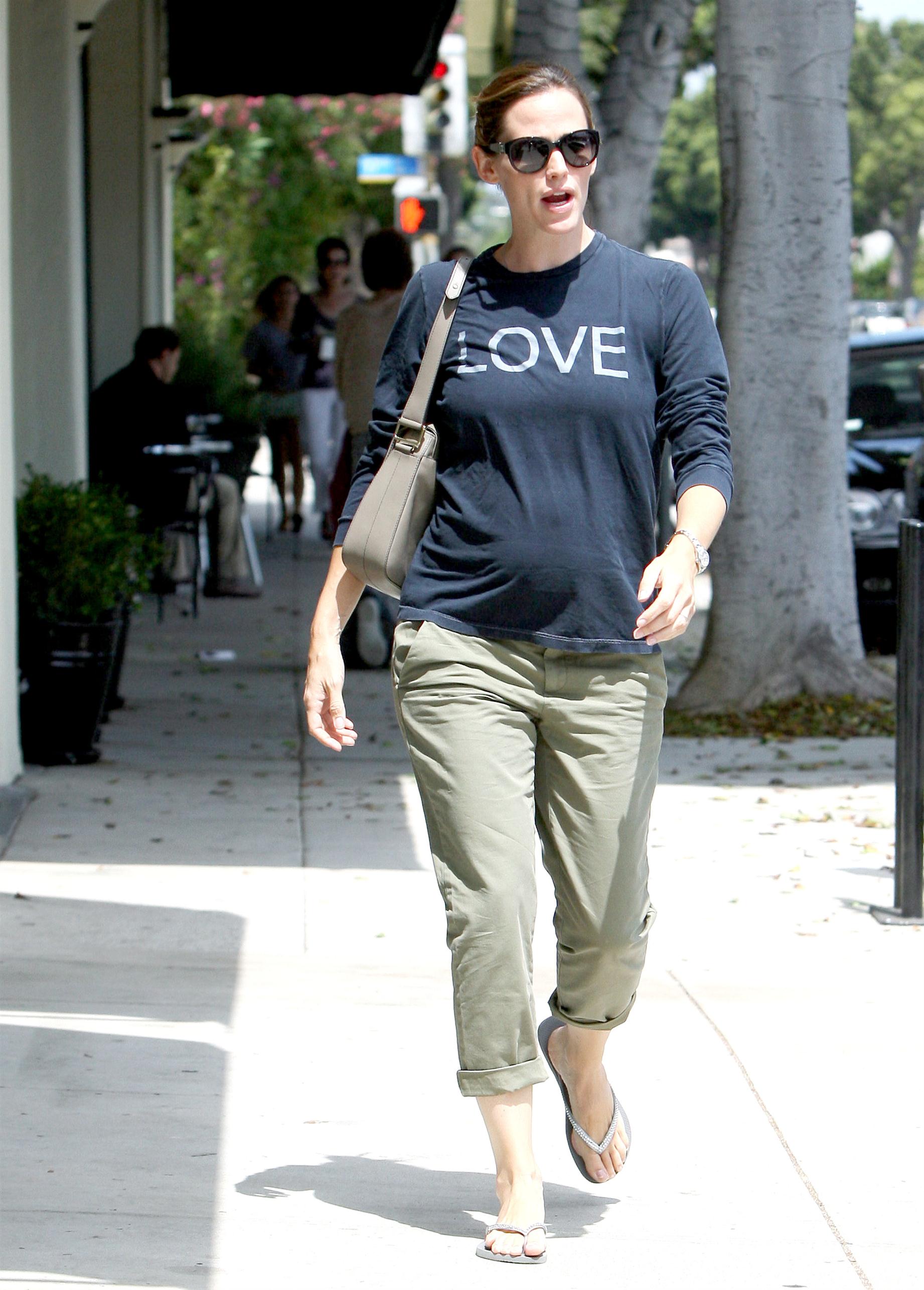 Jennifer Garner wearing a long sleeve t-shirt | Picture 65690